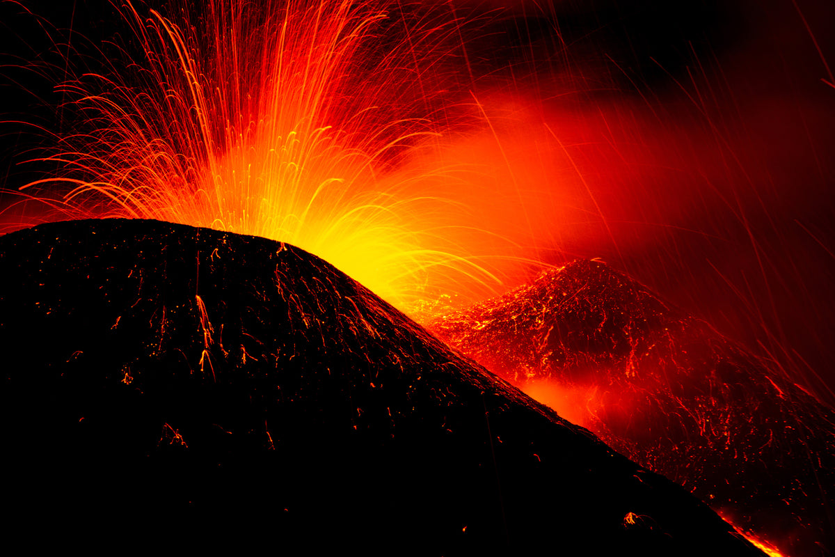 photo-wallpaper-eruption-by-night-x