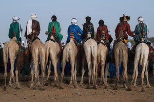 photo-wallpaper-watching-the-gerewol-festival-from-the-camels-niger